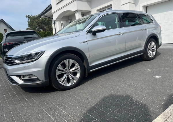 Volkswagen Passat cena 92000 przebieg: 164891, rok produkcji 2019 z Chęciny małe 781